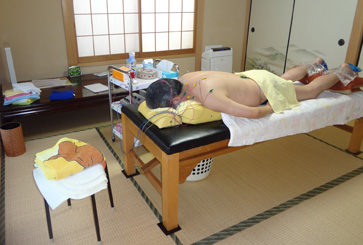 鍼の施術を受けている男性